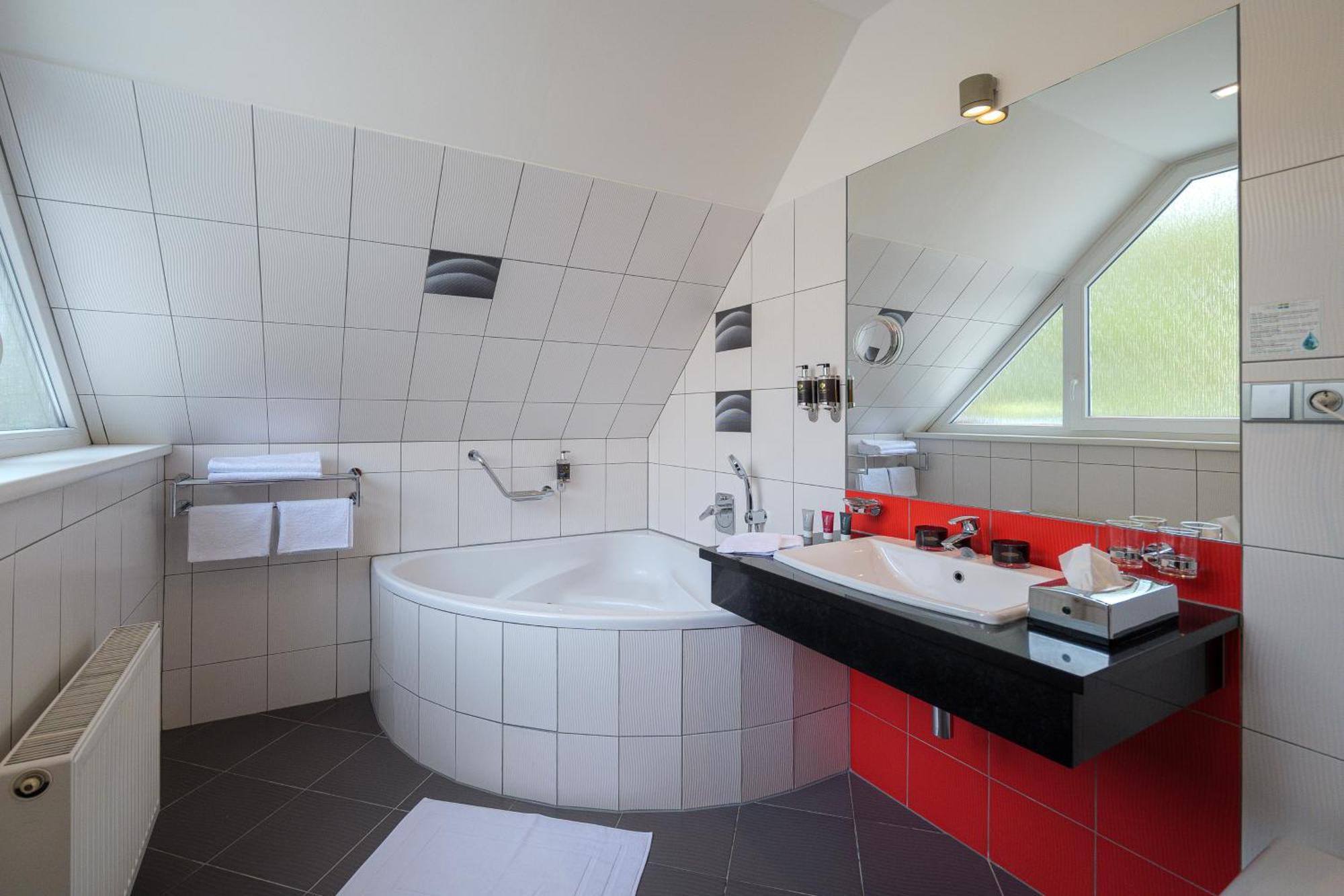 Deluxe Double Room Bath,1572458183:JPEG