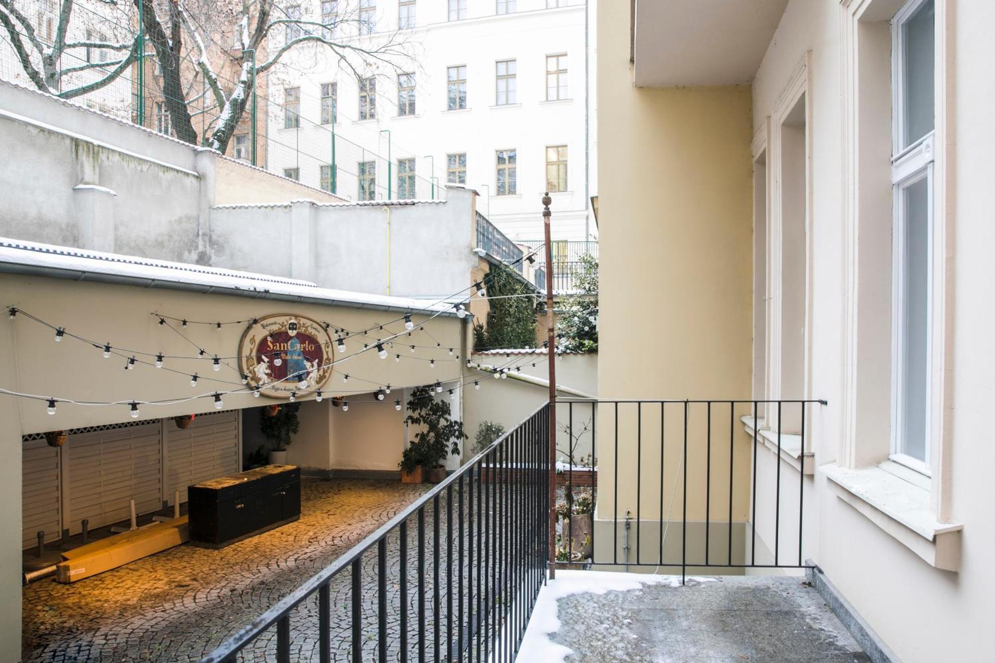 Extra Large Studio Kitchenette Balcony