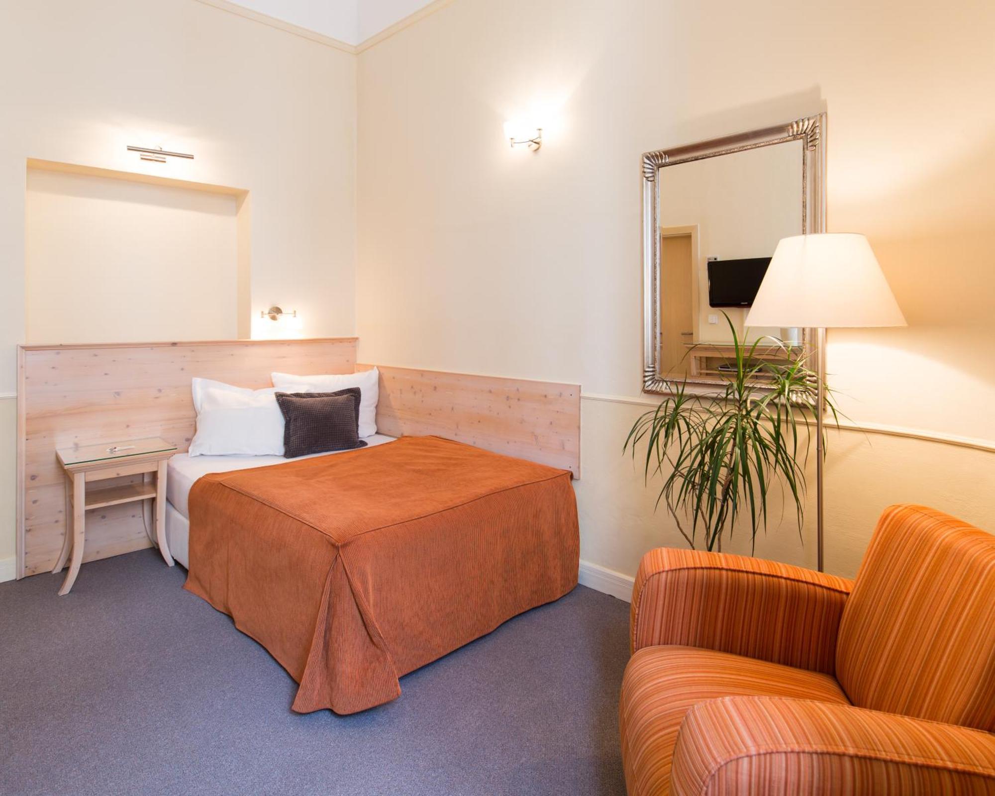 Superior Single Room,682810551:JPEG